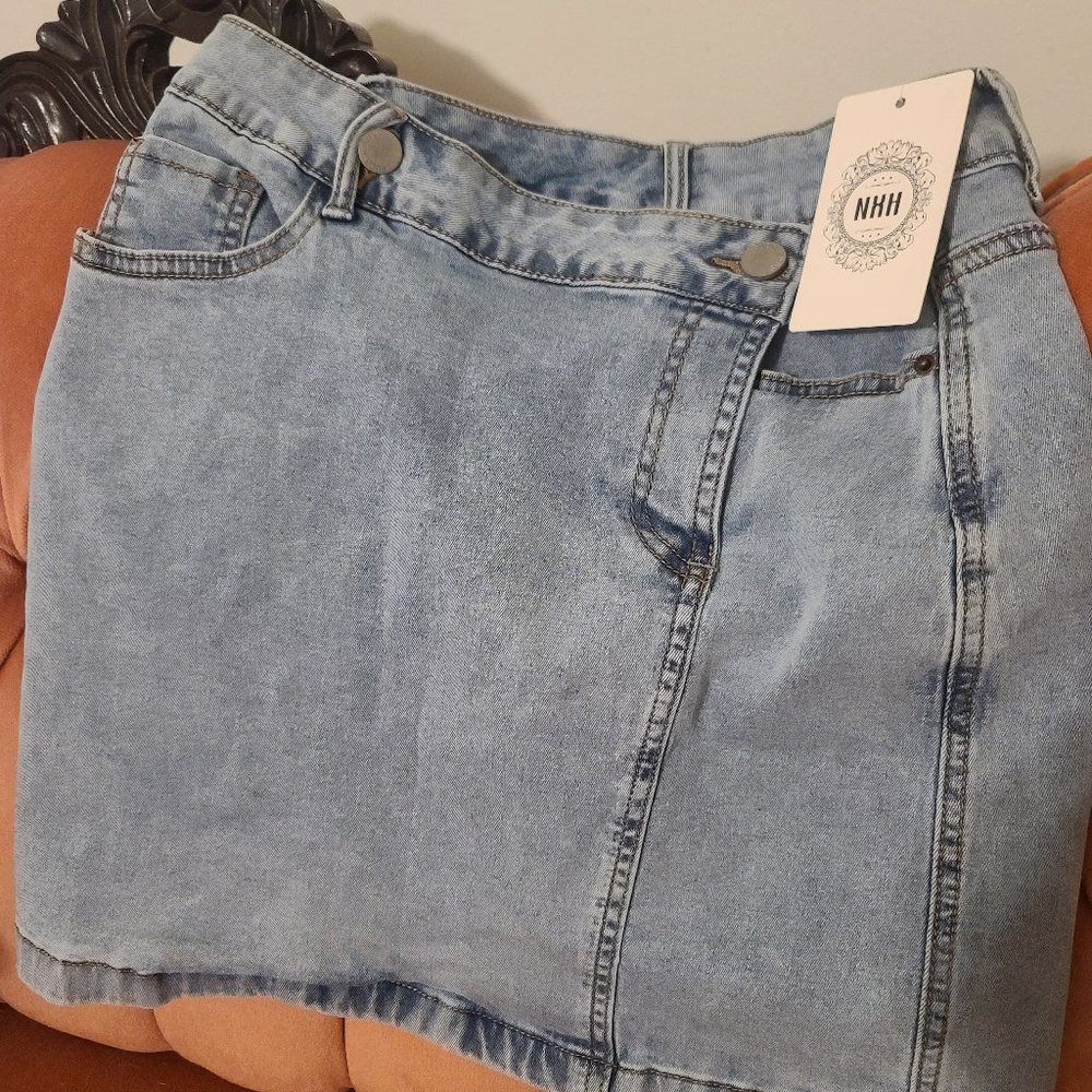 NXH brand criss-cross button jean skirt